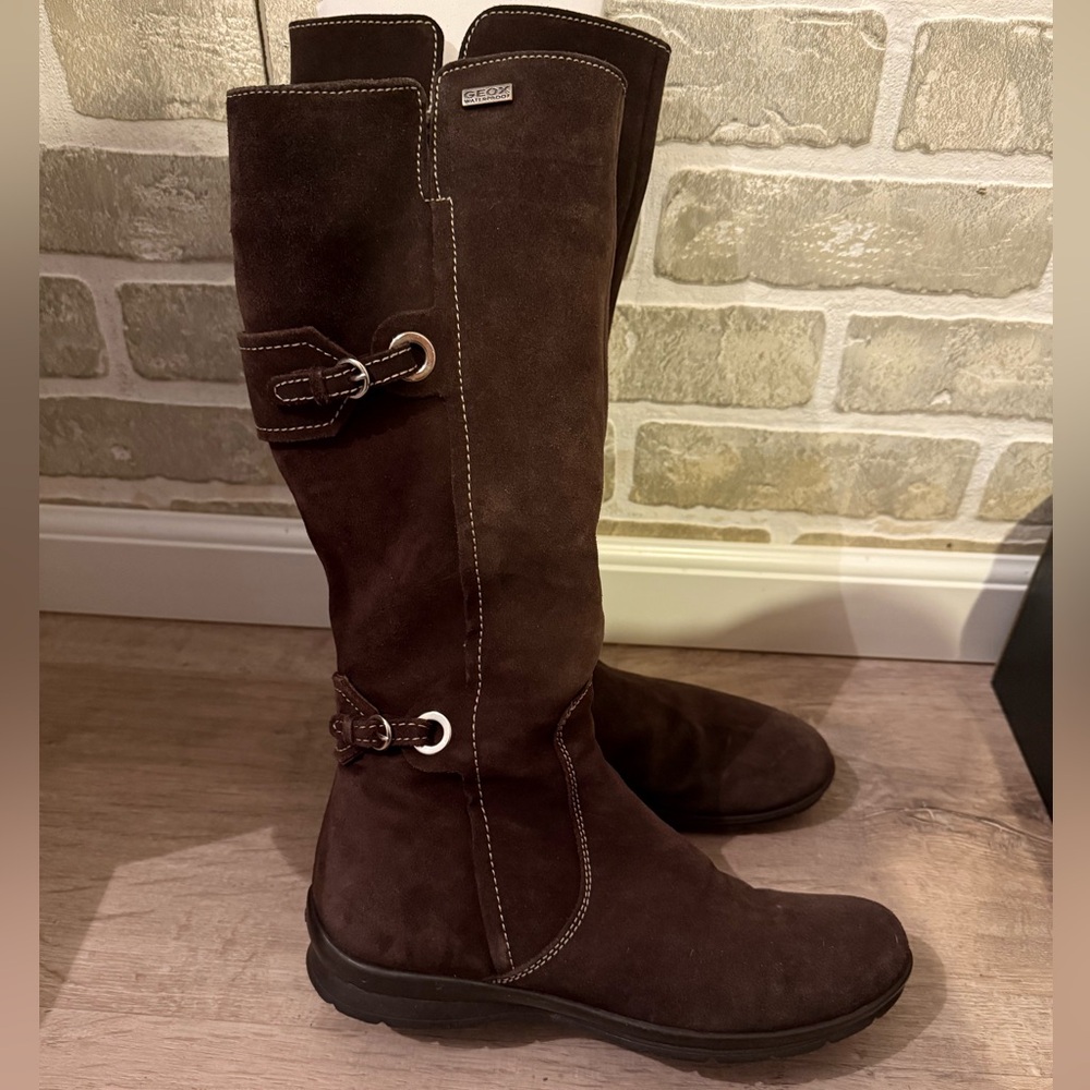 Like new Women's Geox Resistance chocolate dark brown suede winter boots six 6.5